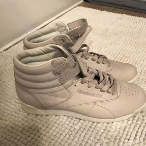 Reebok size 7 like new high tops Stockholms style